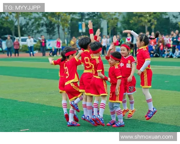 足球明星与儿童的温馨瞬间展现梦想与激情的完美结合